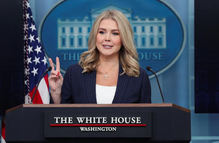 Tiskovna predstavnica Bele hiše Karoline Leavitt je goreča zagovornica vseh potez in odločitev predsednika ZDA Donalda Trumpa.  | Foto: Reuters