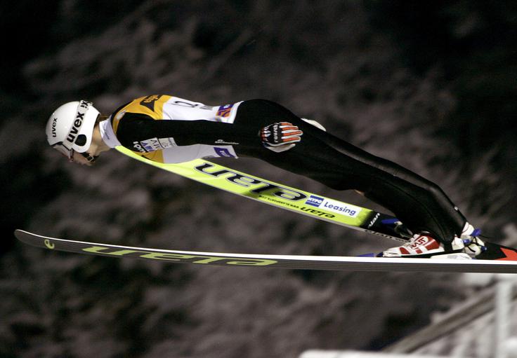 S tem skokom je Robert Kranjec leta 2005 zmagal v Kuusamu in prišel do premierne zmage v svetovnem pokalu. | Foto: 