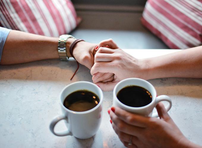 "Drugi ljudje naju včasih čudno gledajo, saj greva večkrat skupaj na kavo ali na kakšno prireditev, tudi v kino sva že šla skupaj." | Foto: Pixabay