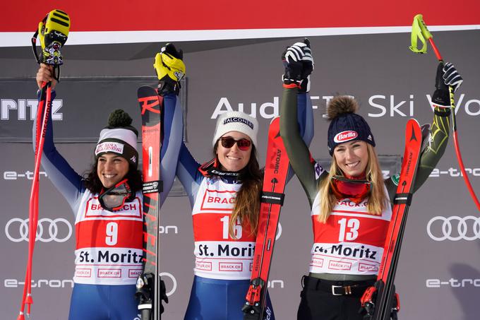 Zmagovalna trojka: Federica Brignone (na levi), ki ji je zmaga ušla za pičlo stotinko sekunde, zmagovalka Sofia Goggia in tretjeuvrščena Mikaela Shiffrin. | Foto: Getty Images