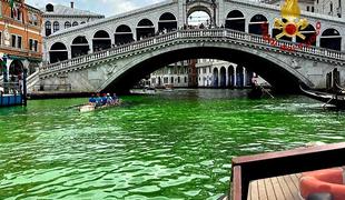 Beneški Veliki kanal obarvan v svetlo zeleno. So krivi aktivisti?