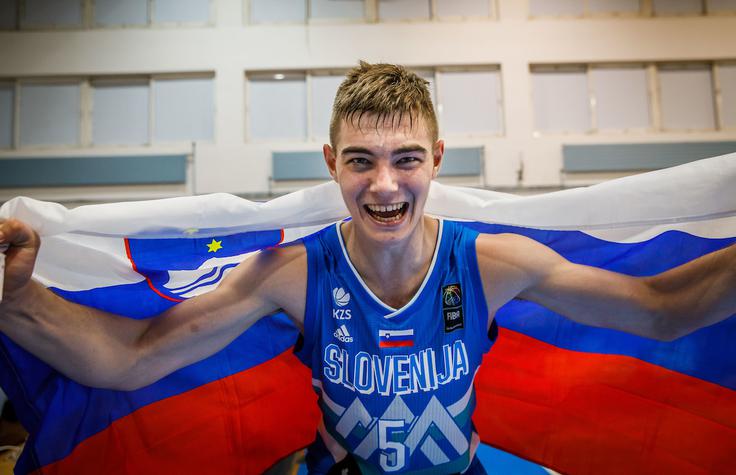 Slovenska košarkarska reprezentanca do 18 let je na evropskem prvenstvu v grškem Volosu, ki je potekalo od 27. julija do 4. avgusta, osvojila bronasto medaljo. V tekmi za tretje mesto so slovenski košarkarji z 81:57 premagali Grke. V velikem finalu so Španci s 57:53 premagali Turke. Prvo ime Slovenije na turnirju v Grčiji je bil Žiga Samar. Mladi Jeseničan (196 cm) je prvenstvo zaključil s povprečjem 11,6 točke, 8,6 skoka in 7,4 podaje, v četrtfinalu proti Grčiji pa je dosegel celo trojni dvojček (14 točk, 14 podaj, 10 skokov). | Foto: Vid Ponikvar
