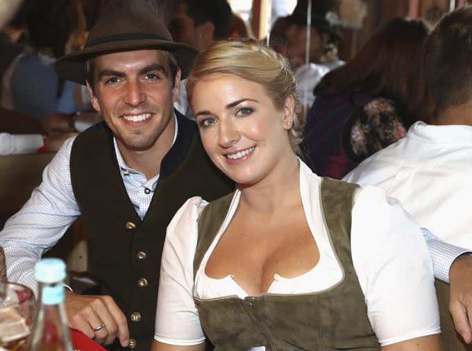 Kapetan Bayerna Philipp Lahm in njegova žena Claudia sta v nedeljo obiskala Oktoberfest.  | Foto: Reuters