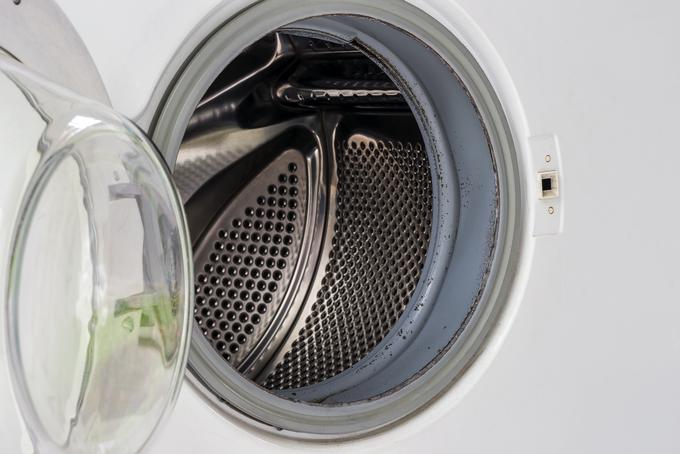Pralni stroj je zbirališče umazanije in plesni. Po vsaki uporabi pustite vrata od stroja odprta, da bi preprečili njihov nastanek.  | Foto: Thinkstock
