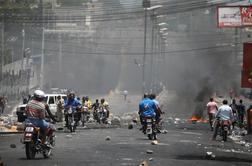 Po smrtonosnem nasilju odstopil haitijski premier