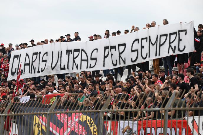 Atalanta navijač | Navijači Atalante so danes v spomin na ubitega prijatelji na tekmi italijanskega prvenstva proti Monzi izobesili transparent. | Foto Guliverimage