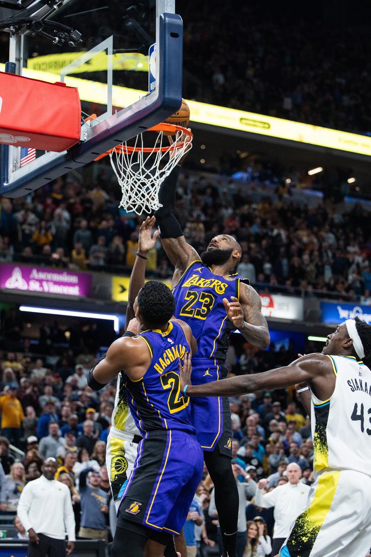 LeBron James se je prebudil v zadnji četrtini, v kateri je dosegel kar deset točk. Tudi zmagoviti koš. | Foto: Reuters
