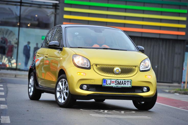 Smart forfour v električni različici je zanimiva alternativa bencinskemu, oba izdelujejo v novomeškem Revozu. | Foto: Ciril Komotar