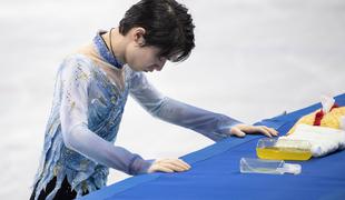 Japonski ljubljenec za neuspešen prvi del tekme okrivil luknjo v ledu
