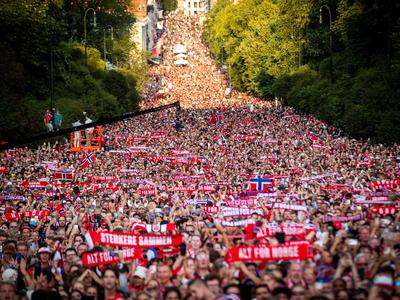 Nepregledna množica še zadnjič veslala z Norvežani #video