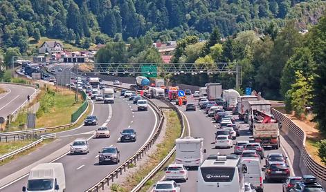 Pozor: nesreča na primorki. Zamuda dve uri in pol.