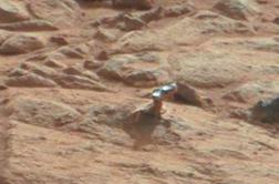Nasa na Marsu odkrila kovinsko "roko"