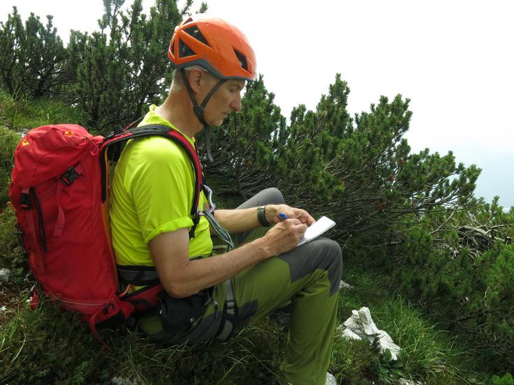 "Ko grem v nove konce, še vedno napišem opis." Med pohodi si piše v beležko. | Foto: osebni arhiv Vladimir Habjan