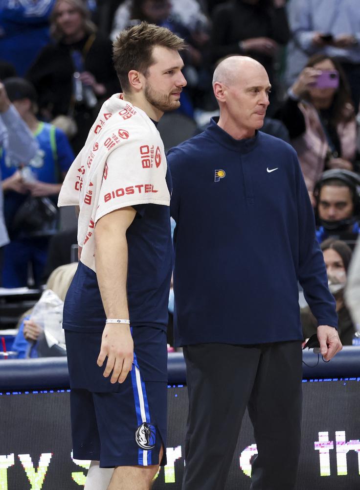 Rick Carlisle se je prvič po odhodu iz Dallasa srečal z Dončićem. | Foto: Reuters