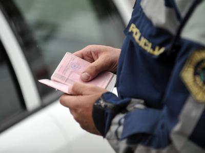 DZ sprejel dopolnitve zakona o voznikih, olajšava pri zamenjavi vozniških dovoljenj