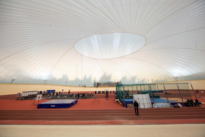 Slovenski atleti po novem lahko trenirajo tudi v novi pokriti dvorani na robu Novega mesta. | Foto: Vid Ponikvar