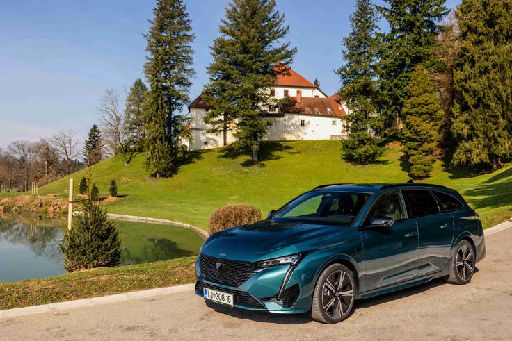 Peugeot v različne modele, tudi v 308, vgrajuje inovativno blago hibridno tehnologijo, ki ob sodelovanju 1,2-litrskega trivaljnega bencinskega motorja in elektromotorja ponuja 100 kW moči (136 KM). Zaradi energije, shranjene v mali bateriji, pa omogoča tudi do 20 odstotkov prihranka pri porabi goriva. | Foto: P AUTOMOBIL IMPORT D.O.O.
