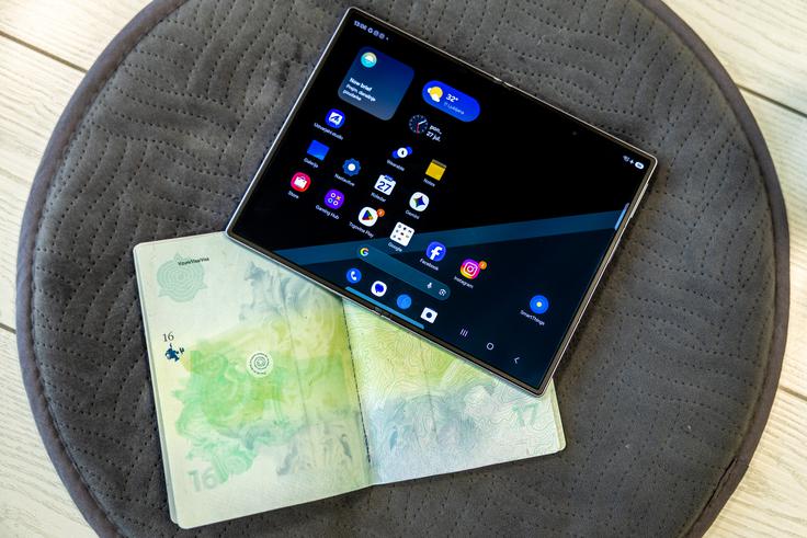 Samsung je pri svojem pregibnem pametnem telefonu Galaxy Z Fold8 naredil največji oblikovalski zasuk do zdaj – razvil je pregibni telefon nove oblike, ki spominja na potni list in za katerega je prepričan, da bo priročnejši za veliko večino vsakdanjih opravil. | Foto: Gaja Hanuna