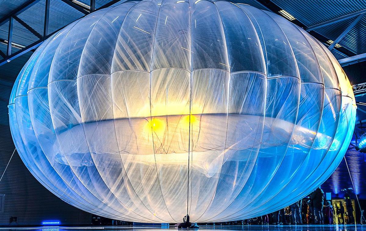Google, Laboratorij X | Podjetje X oziroma tako imenovani Googlov laboratorij X že desetletje raziskuje in razvija futuristične koncepte, kot so globalni širokopasovni internet s stratosferskimi baloni (propadel januarja letos), samovozeči in leteči avtomobili, energetika prihodnosti z uporabo staljene soli in vetrnih elektrarn na osnovi letečih zmajev, pametne kontaktne leče in strojno učenje. | Foto Wikimedia Commons