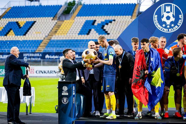 Prvi mož slovenskega nogometa Radenko Mijatović je sodeloval na podelitvi lovorike Celjanom. | Foto: Aleš Fevžer