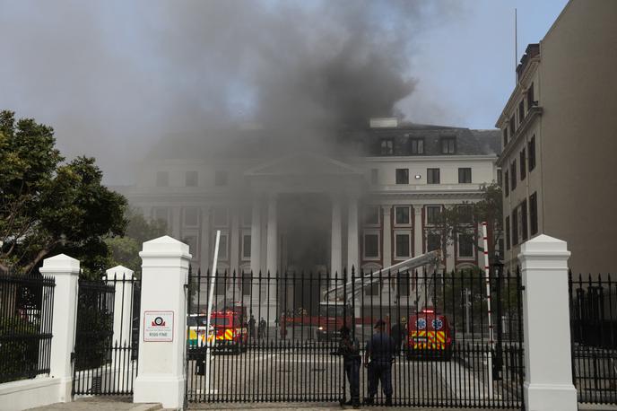 ja | Z ognjenimi zublji se bori na desetine gasilcev. Požara še vedno nimajo pod nadzorom.  | Foto Reuters