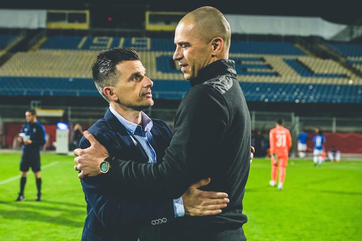 Bravo je v finalu pokala zaigral leta 2022, ko je takratni trener Dejan Grabić čestital za zmago prijatelju Zoranu Zeljkoviću (Koper). | Foto: Grega Valančič/Sportida