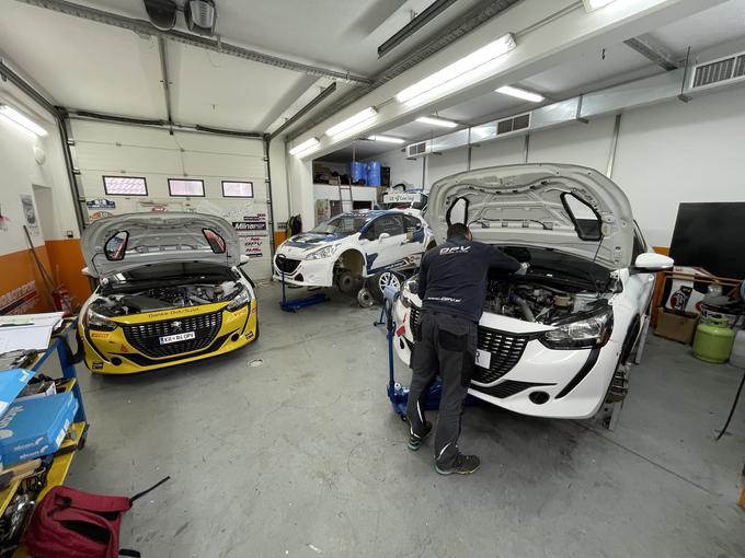 Prostori moštva OPV Racing, ki ima več dirkalnikov za reli s pogonom na sprednji kolesi, vzdržujejo pa tudi peugeota 208 R5. | Foto: Gregor Pavšič