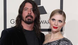 Frontman skupine Foo Fighters prevaral ženo in dobil otroka z drugo