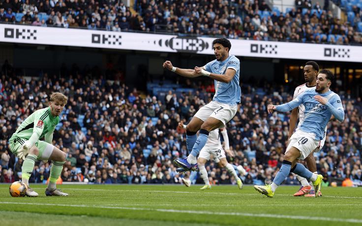 Alfie Dorrington je v 6. minuti dosegel avtogol za Salford United. Mreža gostov se je na Etihadu zatresla le še enkrat, 75 minut pozneje. | Foto: Reuters