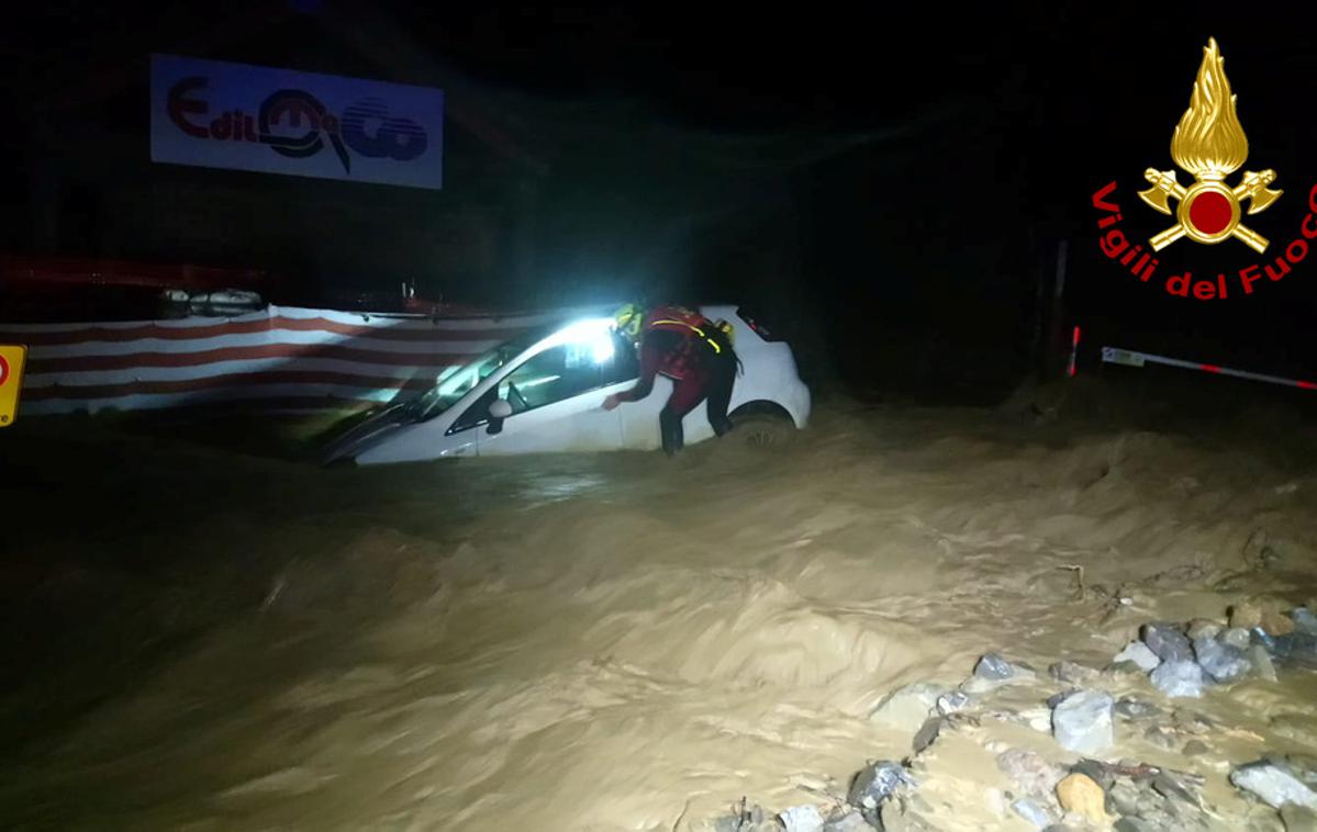 Poplave v Italiji | V močnem neurju, ki je zajelo Italijo, je med intervencijo umrl prostovoljni gasilec. | Foto Reuters