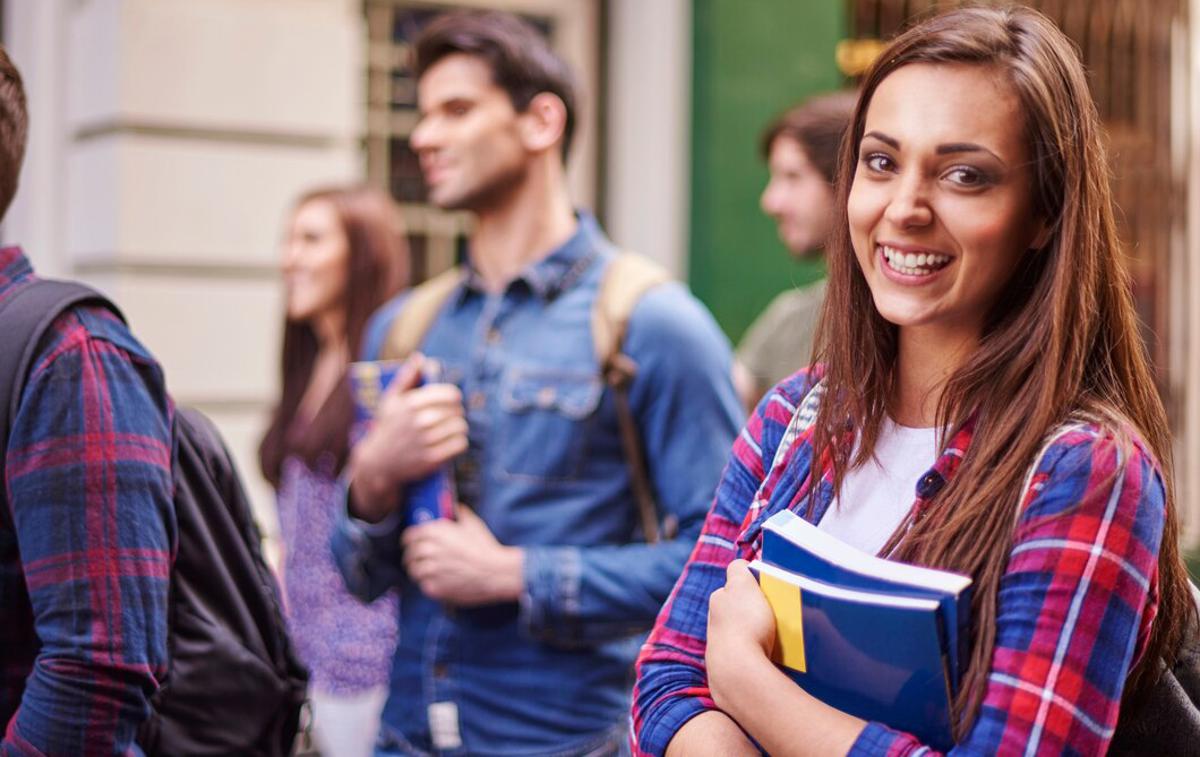 female-student-holding-her-books_329181-8412 | Foto GO4Digit Gal Pavel Pazlar / Astech d.o.o.