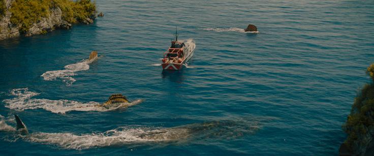 Scena z napadom morskih dinozavrov je lepo posneta in napeta, a deluje zgolj zato, ker človeški liki ves čas sprejemajo le najbolj neumne in neučinkovite odločitve. | Foto: Karantanija Cinemas