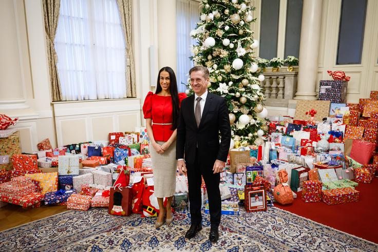 Premier je pretekli teden z ženo priredil prednovoletni dobrodelni sprejem. | Foto: STA