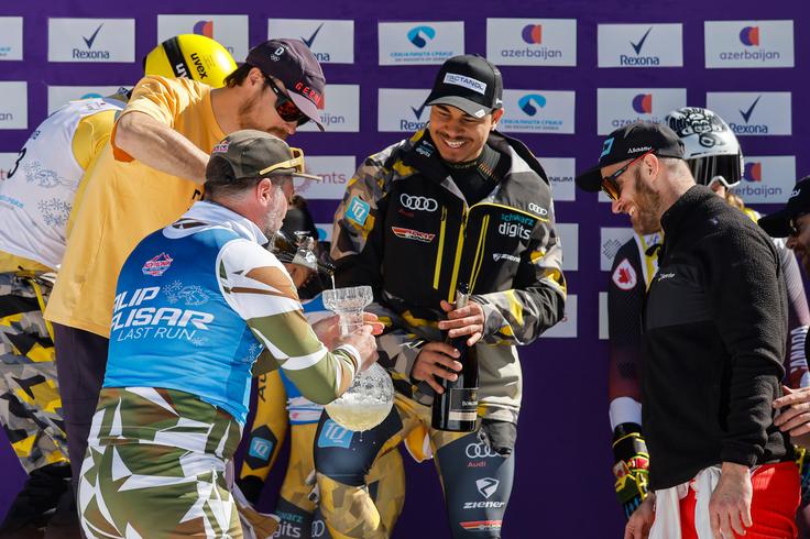 Šampanjec iz kristalnega globusa? Ne zgodi se vsak dan. | Foto: Profimedia