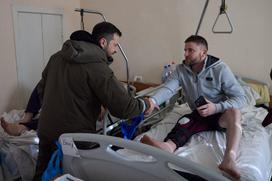 Zelenski obiskal ranjene vojake v bolnišnicah