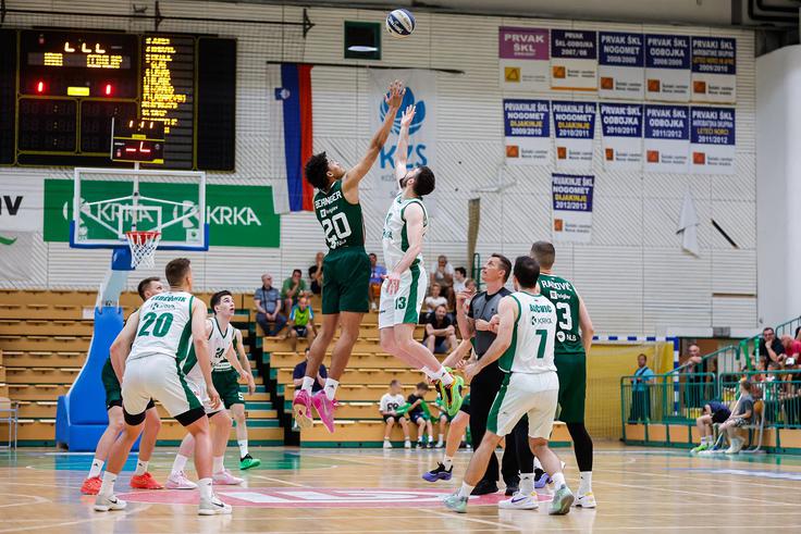 Cedevita Olimpija je še petič zapored v tej sezoni premagala Novomeščane. Tekmi v ligi Aba sta bili tesni, medtem ko je bila razlika v superpokalu in pokalu precej višja. Na uvodni tekmi finala so zmaji zmagali za dve točki. | Foto: Aleš Fevžer