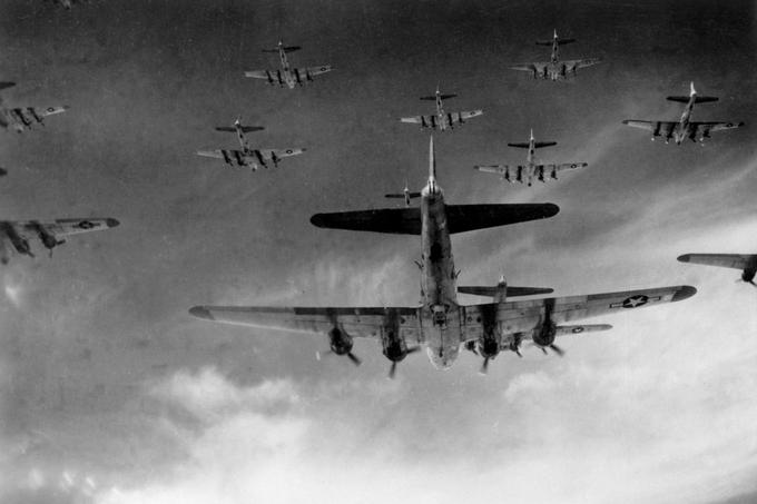 Bombnik Boeing B-17G, ki je znan tudi po vzdevku Leteča trdnjava (Flying Fortress), velja za eno najpomembnejših letal druge svetovne vojne. Med drugim je igral ključno vlogo pri pripravi terena za zavezniško invazijo okupirane celinske Evrope, ki je bila prav v teh dneh pred 75 leti že v polnem zamahu.  | Foto: Thomas Hilmes/Wikimedia Commons