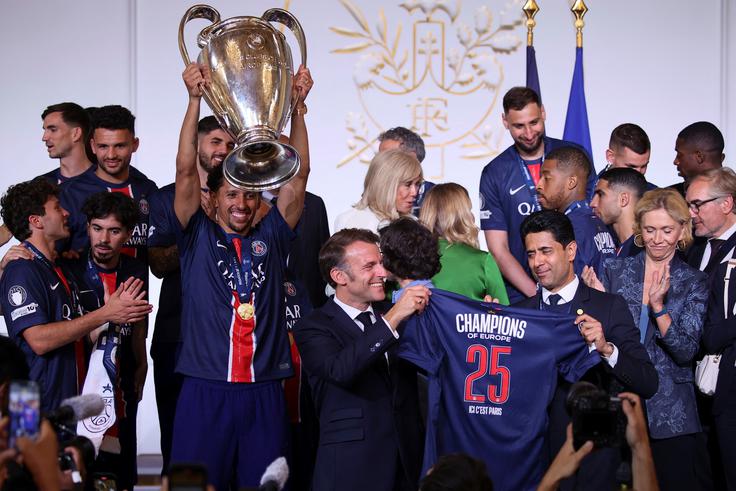 Nogometaši PSG na veličastnem sprejemu pri francoskem predsedniku Emmanuelu Macronu. | Foto: Reuters