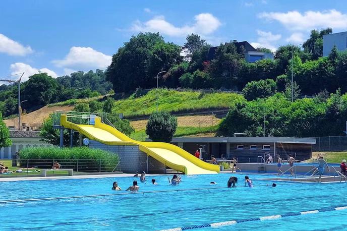 bazen v Švici | Že pred prepovedjo je bilo 20 ljudi izključenih iz bazena in so jim zavrnili vstop, so sporočile oblasti. | Foto posnetek zaslona/20 Minuten