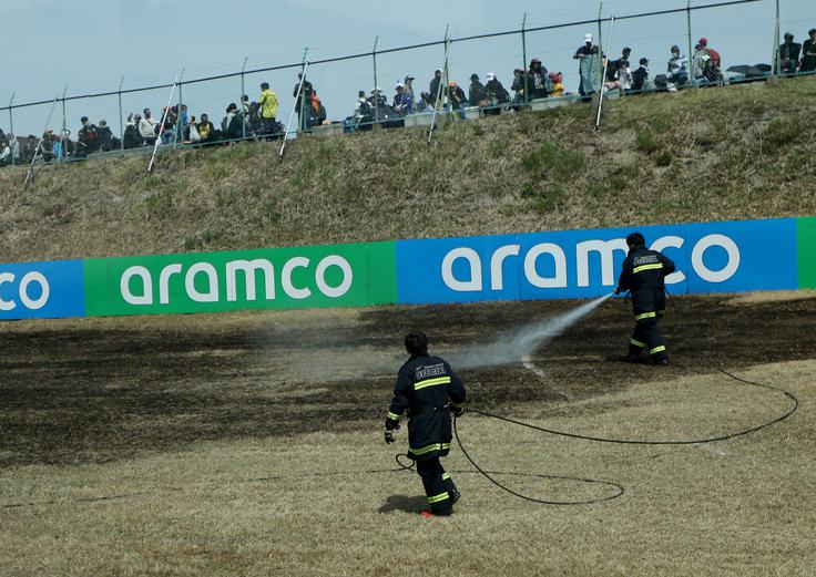 Tako so gasili travo ob stezi v Suzuki. | Foto: Reuters