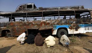 V trčenju avtobusa in cisterne v Pakistanu najmanj 62 mrtvih
