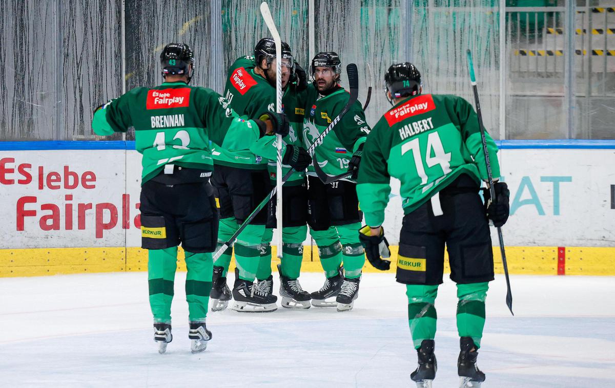 HK Olimpija - Vorarlberg | Nedeljsko zmago neporažene Olimpije si je ogledal tudi večinski lastnik kluba Alexandre Lefebvre. | Foto Luka Kotnik