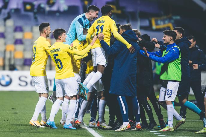 Maribor Bravo | Nogometaši Brava so uprizorili veliko senzacijo in v Ljudskem vrtu premagali vodilni Maribor. | Foto Grega Valančič/Sportida
