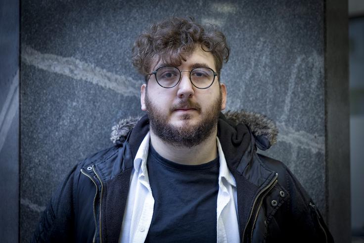 O tabuizaciji otrok alkoholikov: "Vedno gre za vprašanje, ali bo otrok tudi sam postal alkoholik. Stigma je samodejna – pila sta starša, pil bo tudi on. Gre za zacementirano dejstvo, saj je v takem okolju odraščal. To je tudi znak, da kot družba ne znamo generacijsko stopiti naprej." | Foto: Ana Kovač