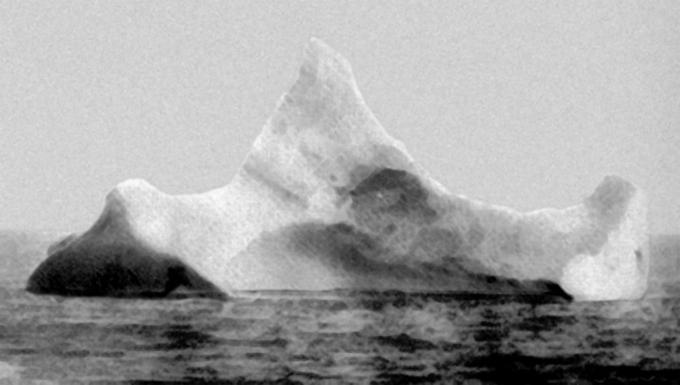Ledena gora, ob katero je 14. aprila 1912 trčil Titanik. Goro so prepoznali po rdeči barvi, ki se je odluščila z nesrečne ladje. | Foto: Wikipedia