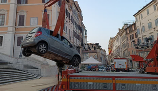 81-letnik z mercedesom zapeljal po Španskih stopnicah