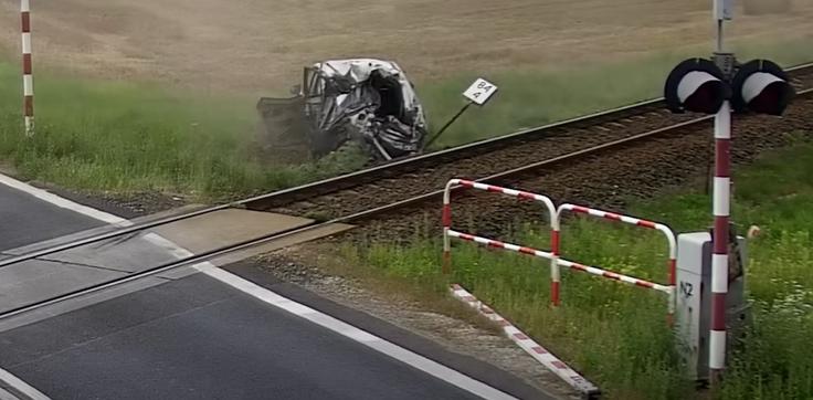 81-letnik je k sreči preživel, v bolnišnico so ga prepeljali s helikopterjem.  | Foto: Poljske železnice