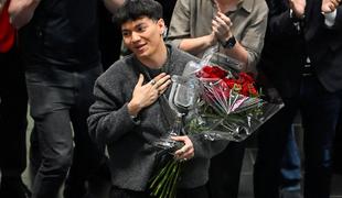 Zmagovalca Evrovizije ob prihodu domov pričakala nepregledna množica ljudi #video
