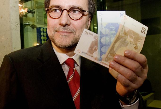 V obdobju uvedbe evra je bil guverner Banke Slovenije Mitja Gaspari ... | Foto: STA ,