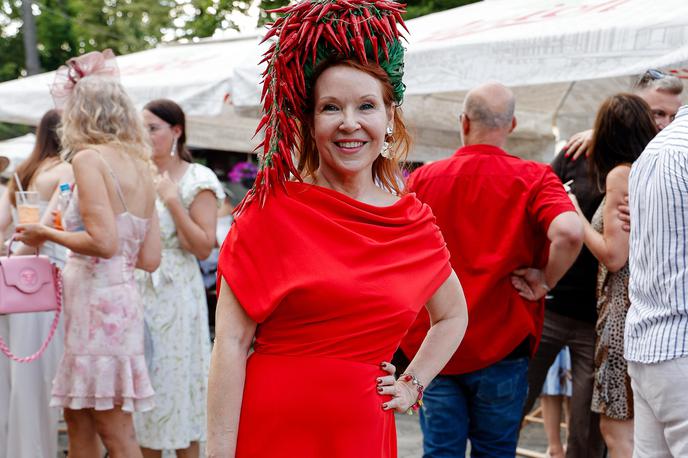 Lady Piknik pod klobuki 2026 | Pevka Regina je za piknik izbrala posebno pokrivalo v rdeči barvi in obliki feferonov. | Foto Mediaspeed